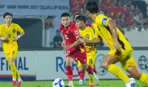 Quang Hải báo tin dữ cho HLV Kim Sang Sik