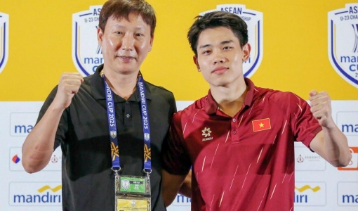 HLV Kim Sang-sik nhận tín hiệu không thể vui hơn từ Đình Bắc