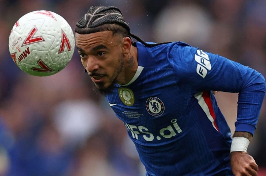 Chelsea hét giá 75 triệu Bảng, Man City chùn bước vụ nâng cấp hàng thủ