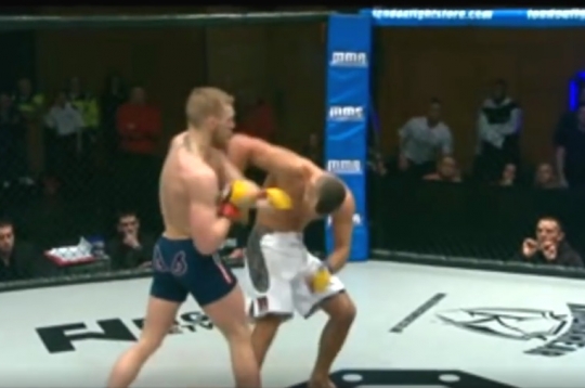 VIDEO: Né đòn thần tốc, McGregor đấm móc như điện tiễn đối thủ vào cơn mê
