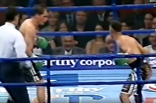 VIDEO: Nhà vô địch Boxing vừa nhảy vừa đánh, làm nhục đối thủ ngay trên võ đài