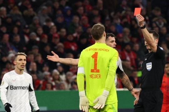 Neuer lần đầu nhận thẻ đỏ sau gần 900 trận đấu
