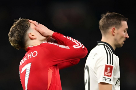 Sai lầm trên chấm 11m, MU bị Fulham loại khỏi FA Cup