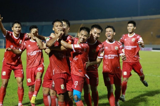 Đội bóng yếu nhất giải Hạng Nhất lần đầu biết mùi thắng