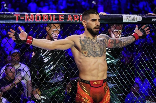 HLV của Islam Makhachev ấn tượng với Ilia Topuria