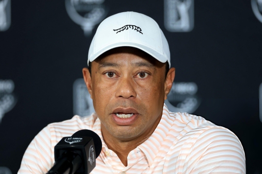 Tiger Woods cập nhật tình hình chấn thương, hé lộ thời điểm tái xuất