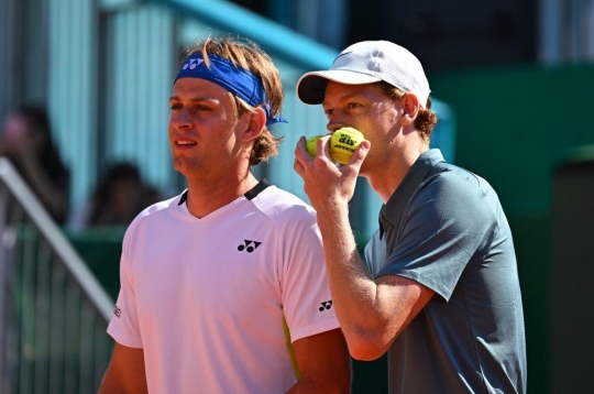 Sinner bỏ rơi đồng đội ở Monte Carlo Masters 2026