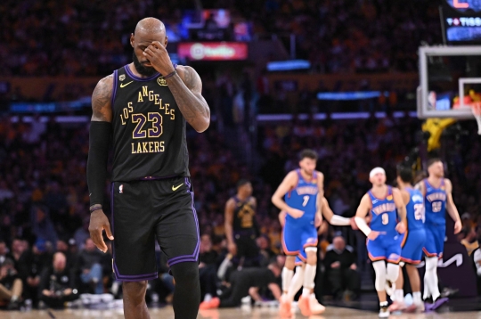 Lakers 'ăn chổi' ở play-off, LeBron James tính phương án giải nghệ