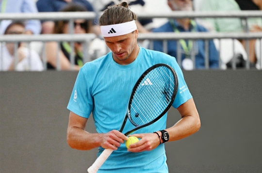 Zverev thua kiểu đẳng cấp ở Rome Masters, lại đổ lỗi cho ngoại cảnh