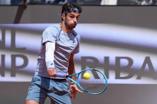 Sao trái một tay số 1 thế giới lỡ hẹn với Roland Garros 2026