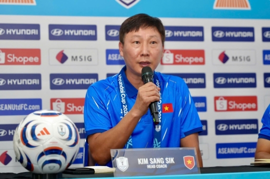 HLV Kim Sang Sik nói thẳng về cầu thủ nhập tịch của Việt Nam
