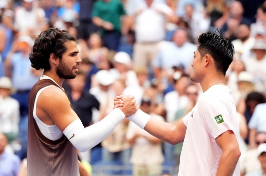 Alcaraz thắng dễ niềm tự hào Trung Quốc, thẳng tiến vòng 4 US Open