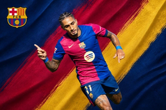Raphinha lại lập hat-trick, Barca ngược dòng giữ mạch toàn thắng