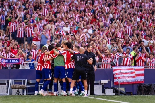Simeone nói lời thẳng về màn 'đấu tố trọng tài' của Mourinho sau derby Madrid