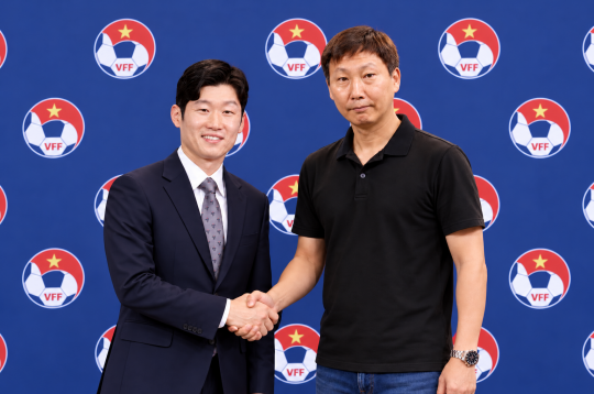 CĐV ĐNÁ dậy sóng khi rộ tin Park Ji Sung làm HLV của ĐT Việt Nam