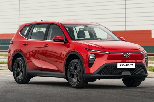 Xe điện VinFast VF MPV 7 chính thức ra mắt: Giá 819 triệu đồng, nhiều trang bị tiện nghi hơn Limo Green
