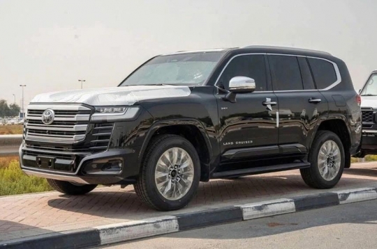 Toyota Land Cruiser LC300 hybrid lộ dán nhãn năng lượng, ngày ra mắt Việt Nam đang đến gần?