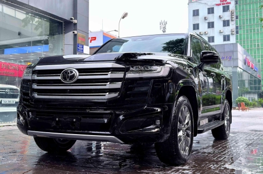 Toyota Land Cruiser 300 HEV cập bến đại lý Việt, sẵn sàng bàn giao đến khách hàng