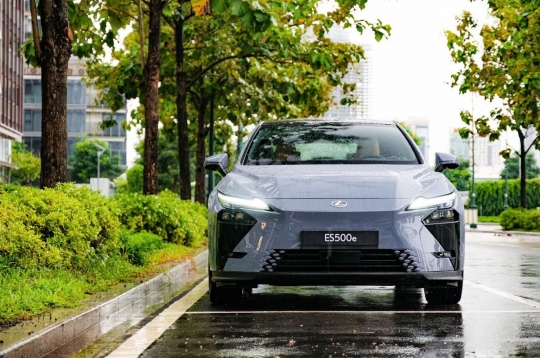 Ảnh thực tế Lexus ES 500e - Sedan thuần điện đầu tiên của thương hiệu hạng sang Nhật Bản tại Việt Nam