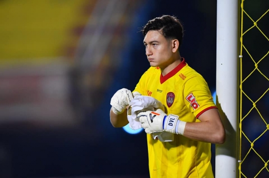 Văn Lâm tiếp tục bị CĐV Thái Lan 'tấn công'