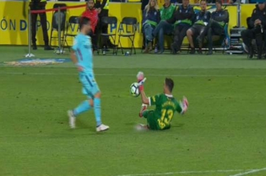 VIDEO: Trọng tài xử ép thô thiển Barca ở vòng 26 La Liga