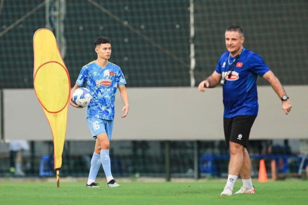 Việt kiều châu Âu xúc động khi được khoác áo U23 Việt Nam