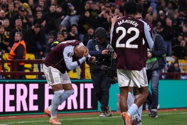 Vừa ghi bàn, sao Ngoại hạng Anh đã bị các CĐV tấn công