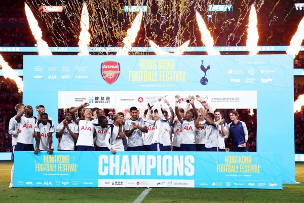 Thắng Arsenal, Tottenham hồ hởi khoe 'có thêm cúp trong tủ'