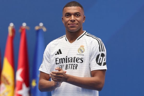 Kylian Mbappe giành giải thưởng đầu tiên của Real Madrid