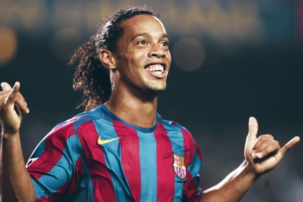 Huyền thoại Ronaldinho lên chức ông nội ở tuổi 44