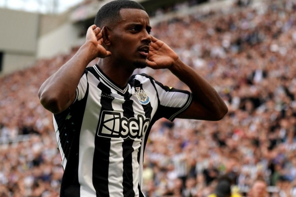 Newcastle hét giá Alexander Isak trên trời