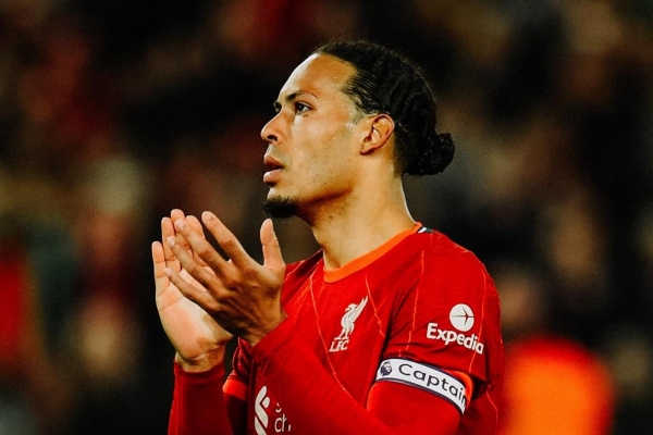 Van Dijk được người Tottenham 'chiêu mộ' ngay trong đường hầm