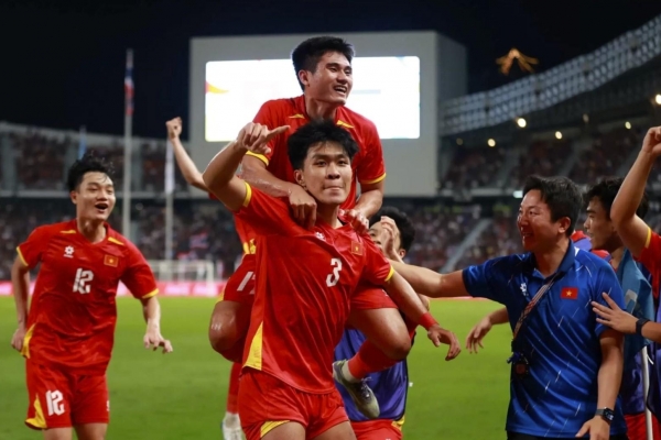 CĐV Thái đau đớn: 'Một ngày thua ngược 2 lần, đều trước Việt Nam'