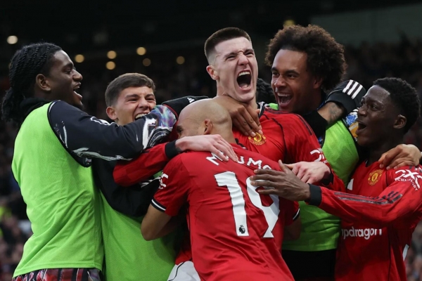 Tổng kết vòng 24 Ngoại hạng Anh: Arsenal 'đắc lợi', Carrick hồi sinh MU