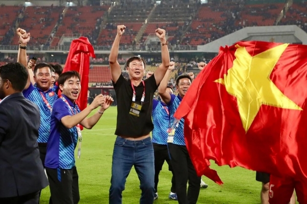 CĐV Đông Nam Á đồng loạt dậy sóng trước 'quái vật' cao gần 2m của Việt Nam