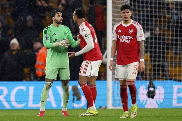Arsenal mất điểm trước đội bét bảng, ngôi đầu lung lay dữ dội