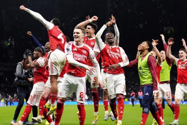 Arsenal chính thức đi vào lịch sử Ngoại hạng Anh