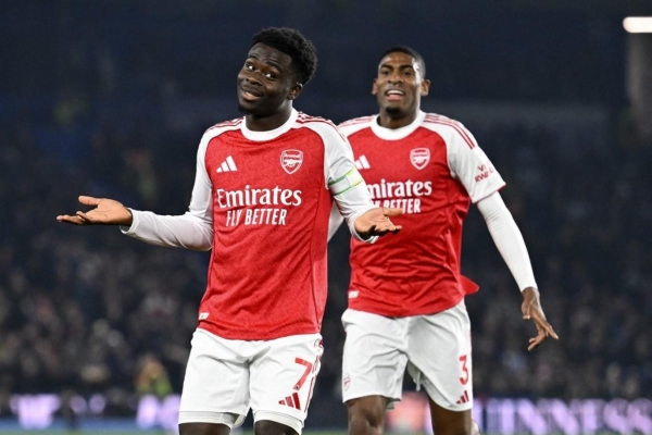 Saka toả sáng, Arsenal bỏ xa Man City 7 điểm tại Ngoại hạng Anh