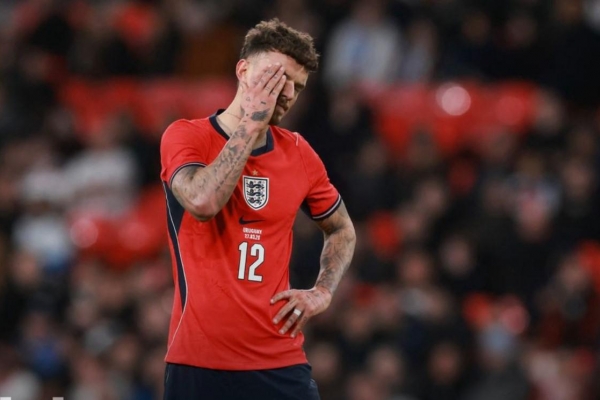 Sao Arsenal bị chính CĐV đội nhà đòi đuổi khỏi sân