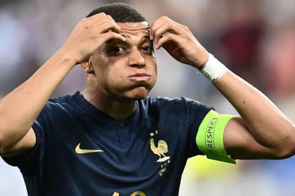 Lập cú đúp, Mbappe vẫn mất danh hiệu vào tay cái tên khó tin