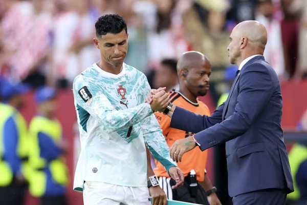 HLV Bồ Đào Nha nói thẳng lý do Ronaldo bị thay ra ngoài