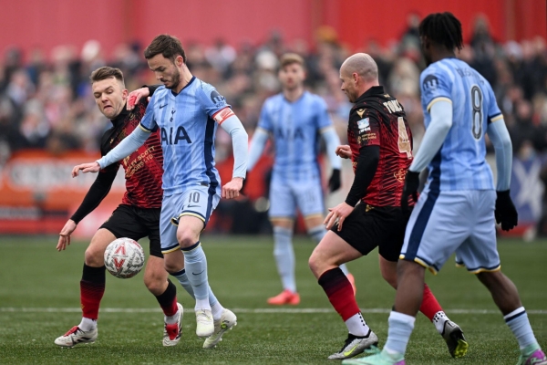 Tottenham thắng nhọc đội bóng hạng 5 tại FA Cup