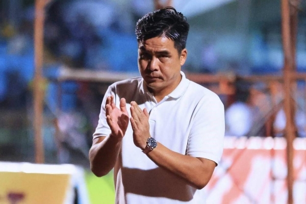 HLV đội của Công Phượng nhận thẻ đỏ vẫn được khen tài giỏi