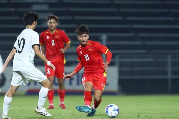 CĐV ĐNA kinh ngạc: 'U17 Việt Nam đá bóng hay chơi bóng rổ vậy?'