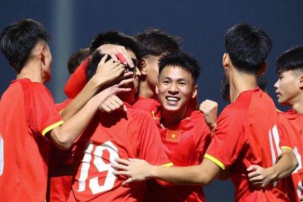 CĐV ĐNA phấn khích vì Việt Nam đua tranh quyết liệt với Malaysia