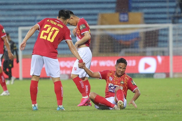 Vừa trở lại cuộc đua vô địch, 'ngựa ô' V-League bất ngờ nhận tin không vui