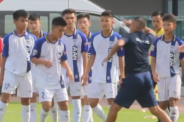 HLV U15 SLNA đánh học trò ngay trên sân vì ăn mừng khiêu khích đối thủ