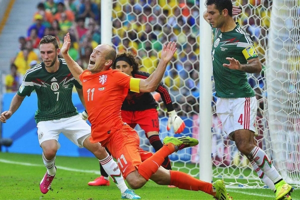 CĐV Mexico mỉa mai Hà Lan bị ‘nghiệp quật’ trên chấm 11m