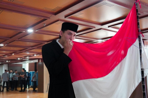 CHÍNH THỨC: Indonesia nhập tịch tiền đạo cao gần 2m, thách thức tuyển Việt Nam trước AFF Cup