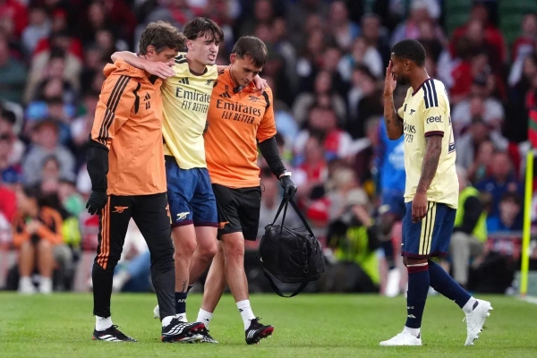 CĐV Arsenal đồng loạt nhắc đến “lời nguyền hậu vệ phải” sau cú sốc 9 phút,